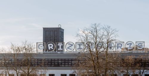 Uz K1A ēkas jumta izvietotais uzraksts stiprina “Grīziņdārza” klātbūtni pilsētvidē