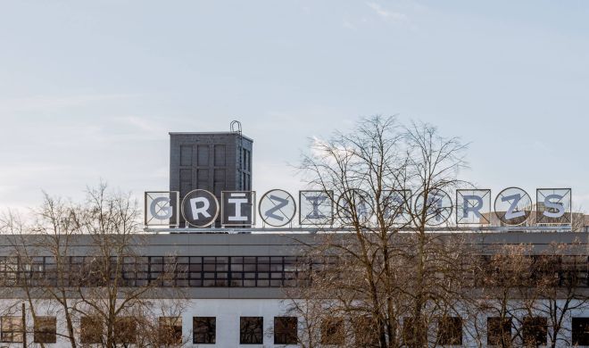 Uz K1A ēkas jumta izvietotais uzraksts stiprina “Grīziņdārza” klātbūtni pilsētvidē