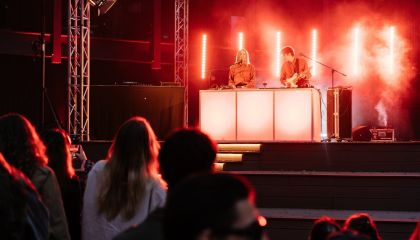 Radošā pilsēta “Grīziņdārzs” pulcē simtiem apmeklētāju Rīgas Mākslas nedēļas” pasākumos